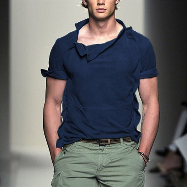 Camiseta de manga corta para hombre con cuello irregular.