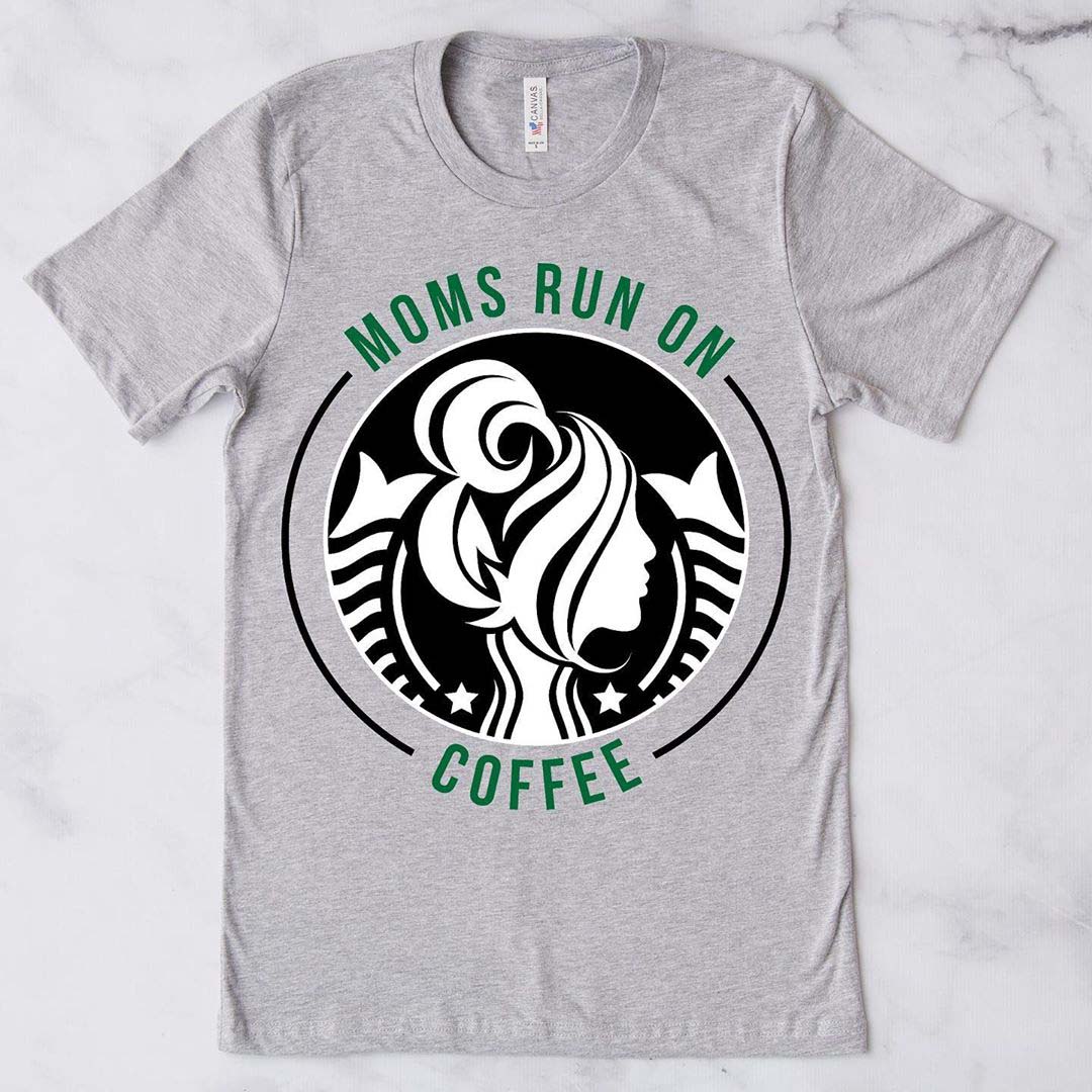 Mujeres madres corriendo en camisas de café