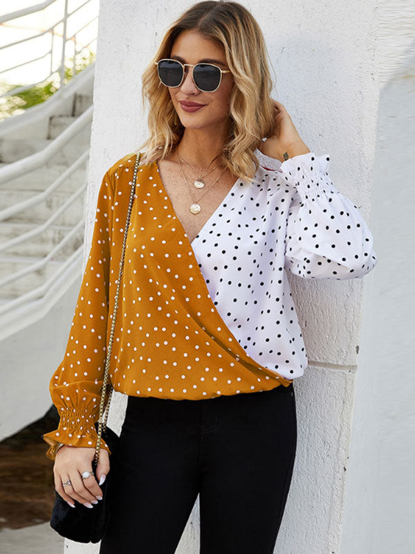 Costuras informales con lunares y manga larga.