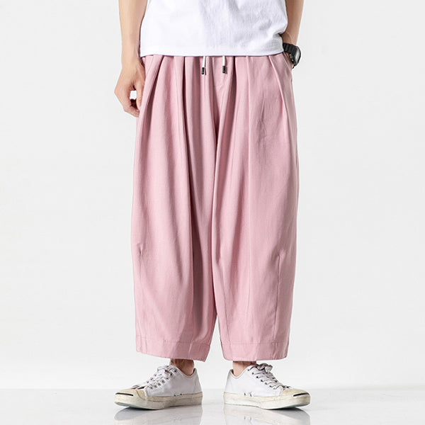 Cómodo pantalón de hombre de algodón y lino con pierna ancha.