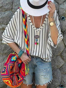 Camisa a rayas con cuello de pico