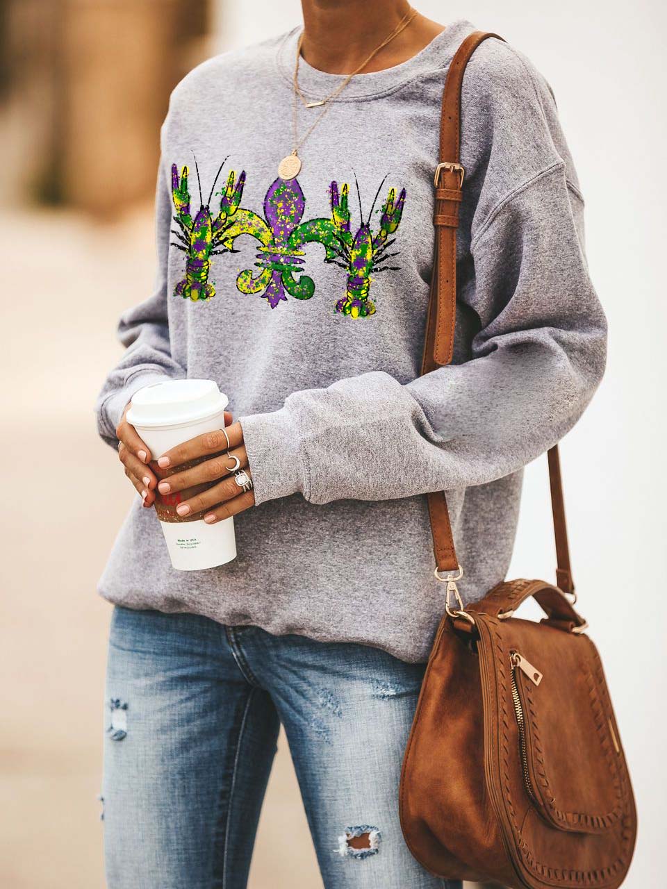 Damas con camisas de punto