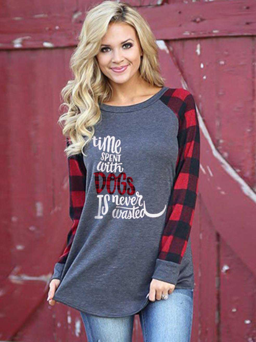 Frauenzeit mit Hunden verbracht wird nie verschwendet Plaid-Ärmel T-Shirt