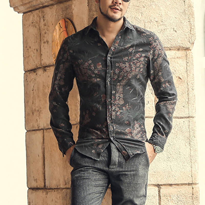 Camiseta de manga larga para hombre con estampados de estilo urbano.