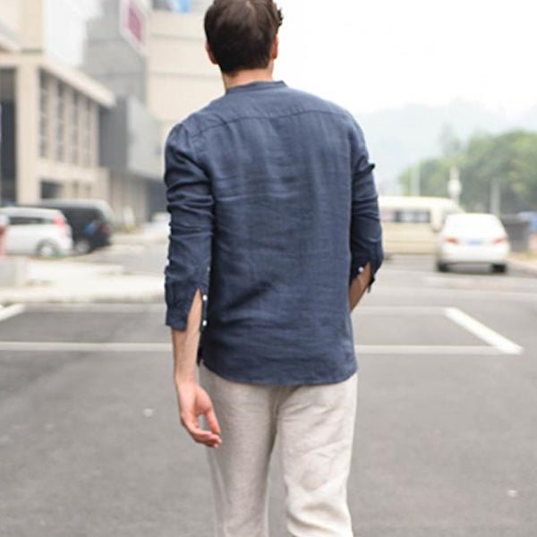 Camisa de hombre con cuello alto y camisa de lino.