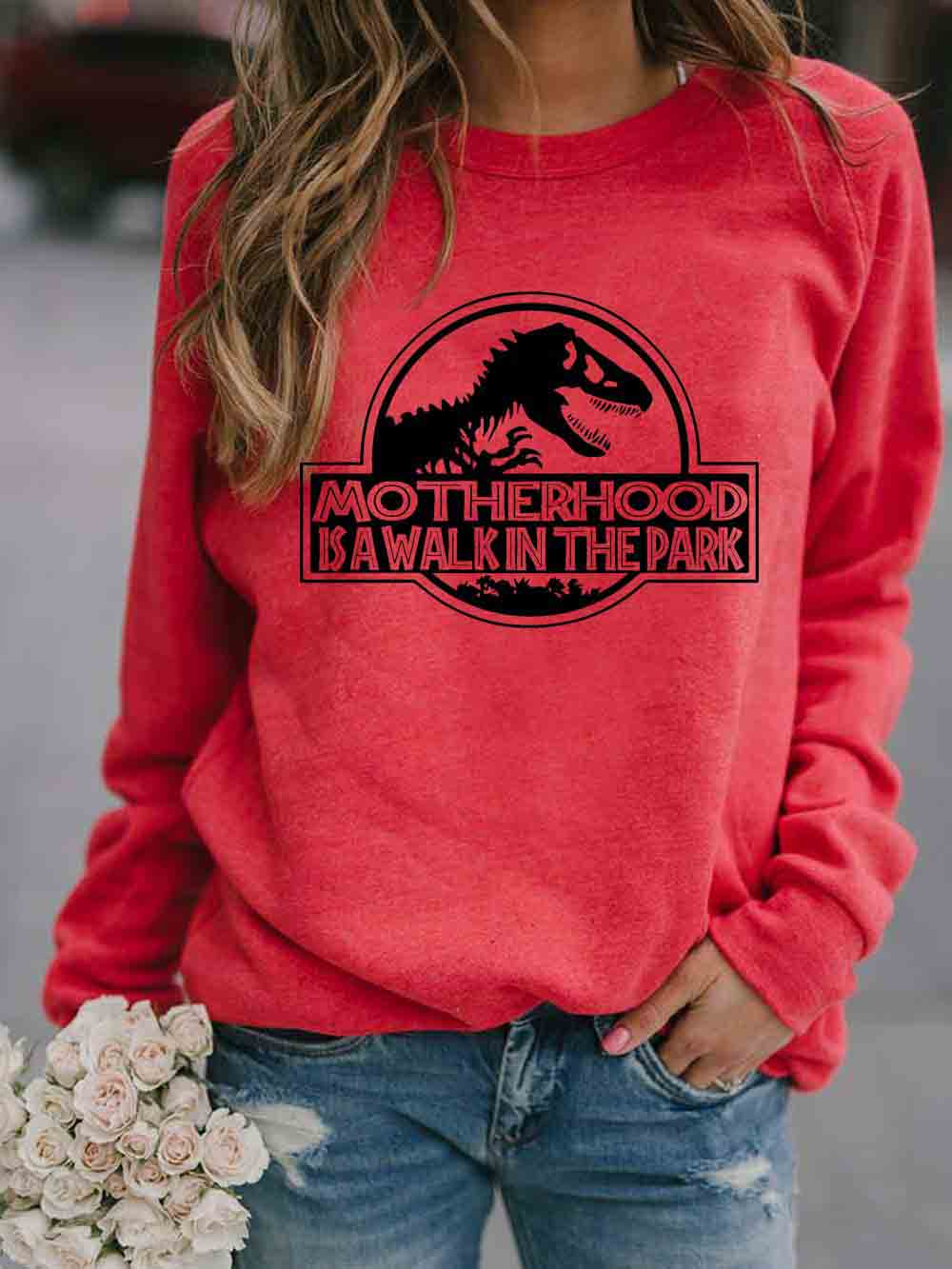 La maternidad de las mujeres es una sudadera con estampado de dinosaurios Walk in the Park