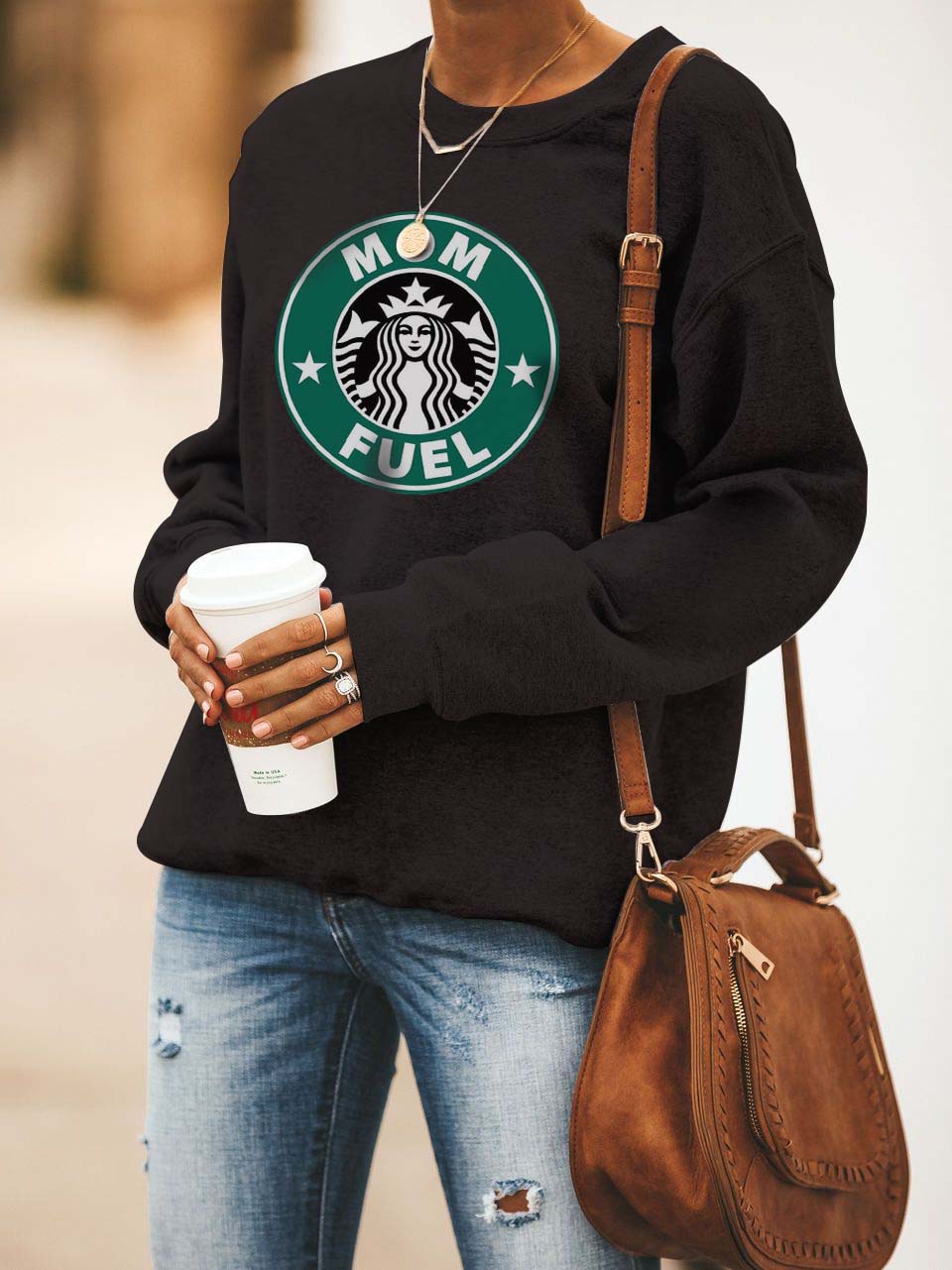 Moterys motina kavą maitina juokingu megztiniu