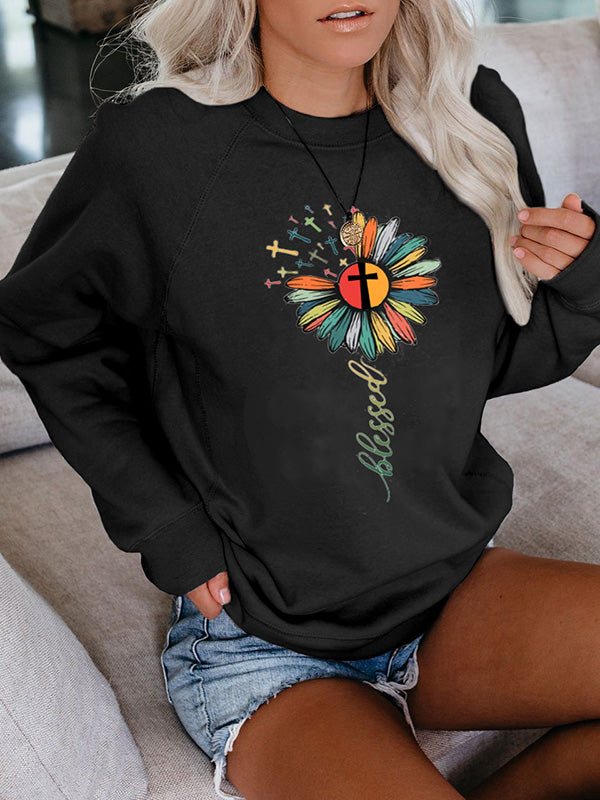 Moteris palaimino atspausdintą megztinį