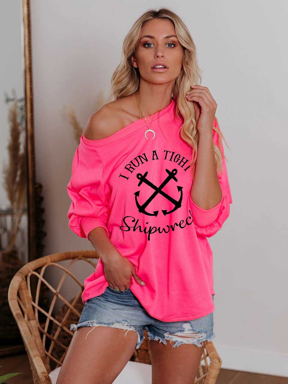 Mujeres que trabajan desde el hombro. La parte superior de dos partes.