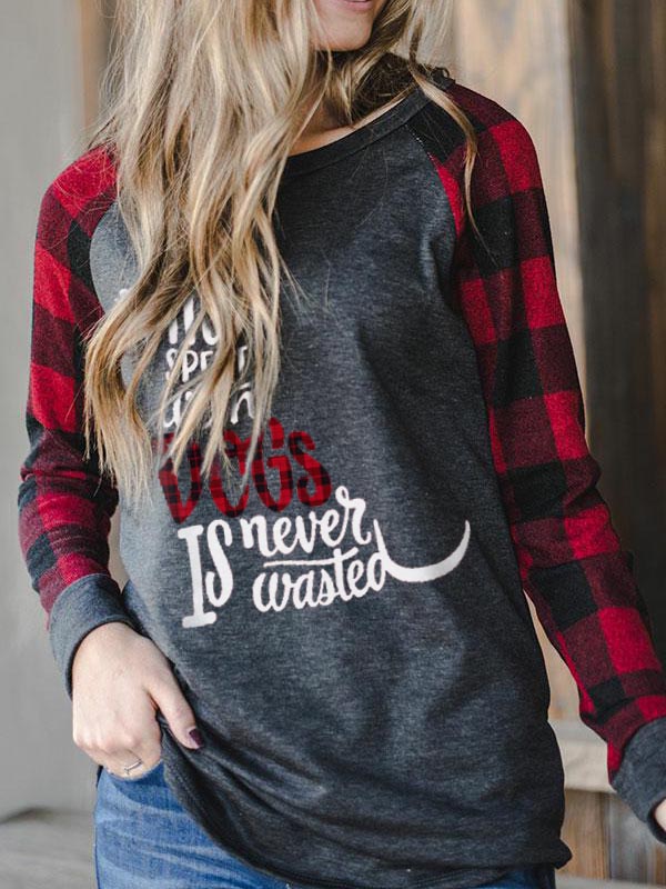 Frauenzeit mit Hunden verbracht wird nie verschwendet Plaid-Ärmel T-Shirt