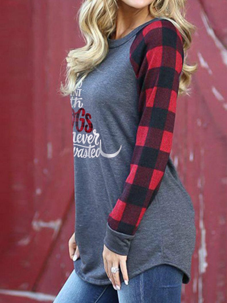 Frauenzeit mit Hunden verbracht wird nie verschwendet Plaid-Ärmel T-Shirt