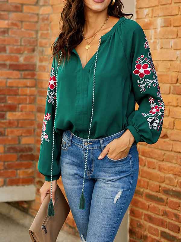 Blusa de mujer con bordado floral.