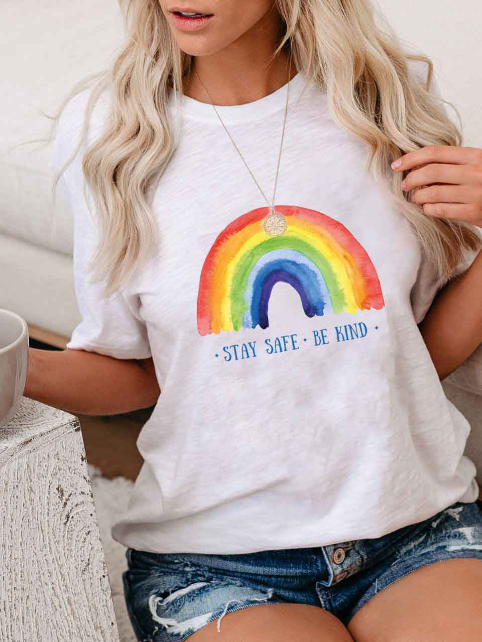 Damen STAY SAFE BE KIND Kurzarm-T-Shirt mit Regenbogenmuster
