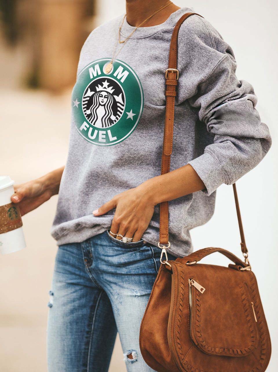 Moterys motina kavą maitina juokingu megztiniu