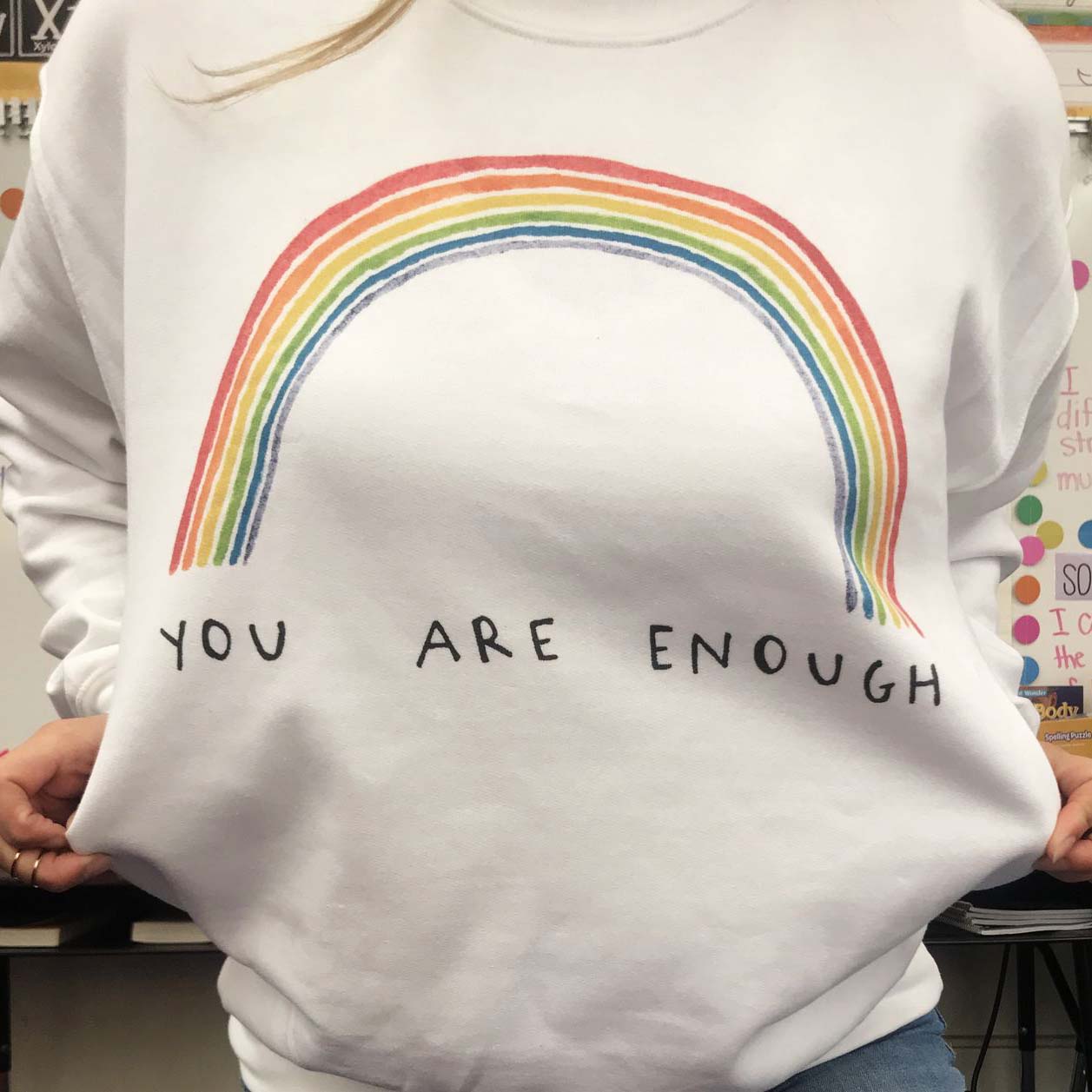 Eres suficiente y un suéter arcoiris