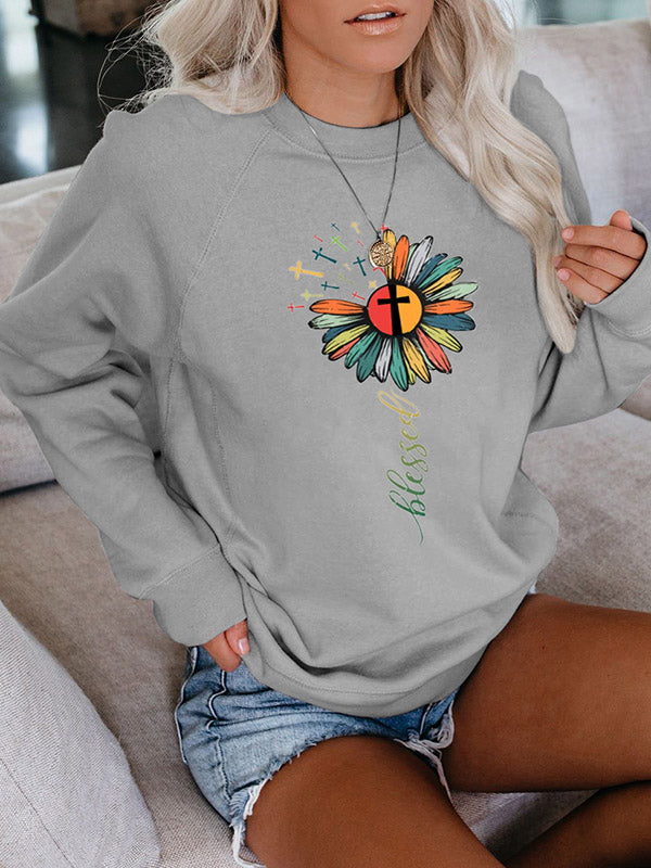 Moteris palaimino atspausdintą megztinį