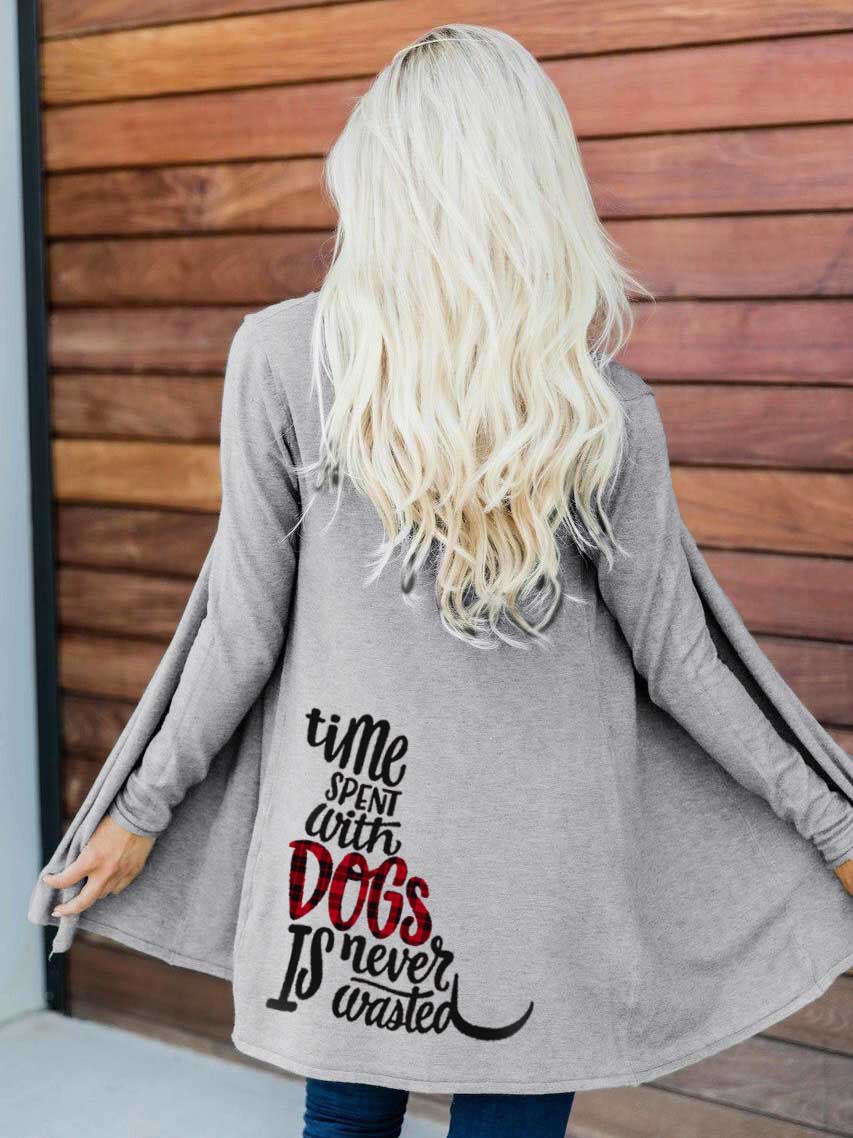 Die Zeit der Frauen, die mit Hunden verbracht wird, ist nie verschwendete reine Strickjacke