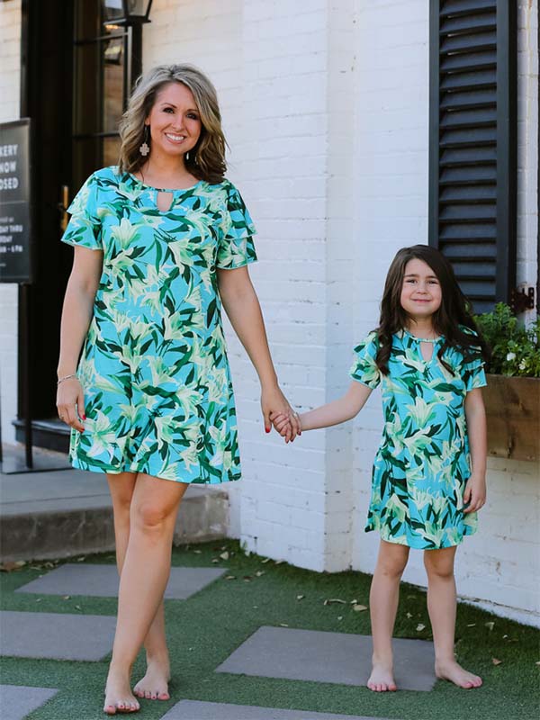 Vestido padre-hijo con cuello redondo.