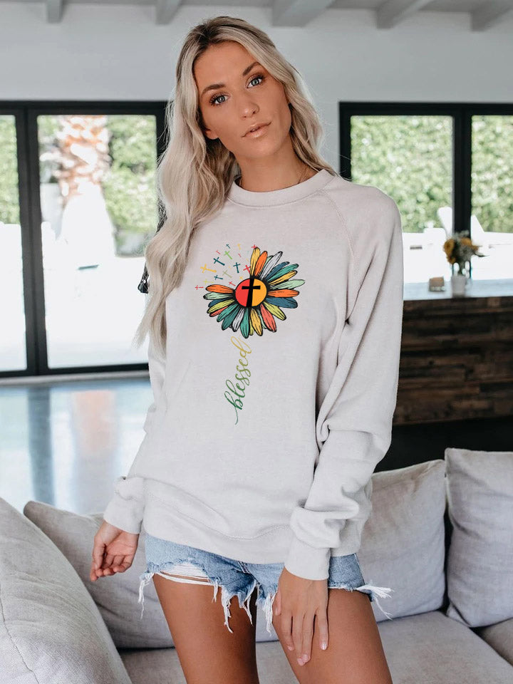 Moteris palaimino atspausdintą megztinį