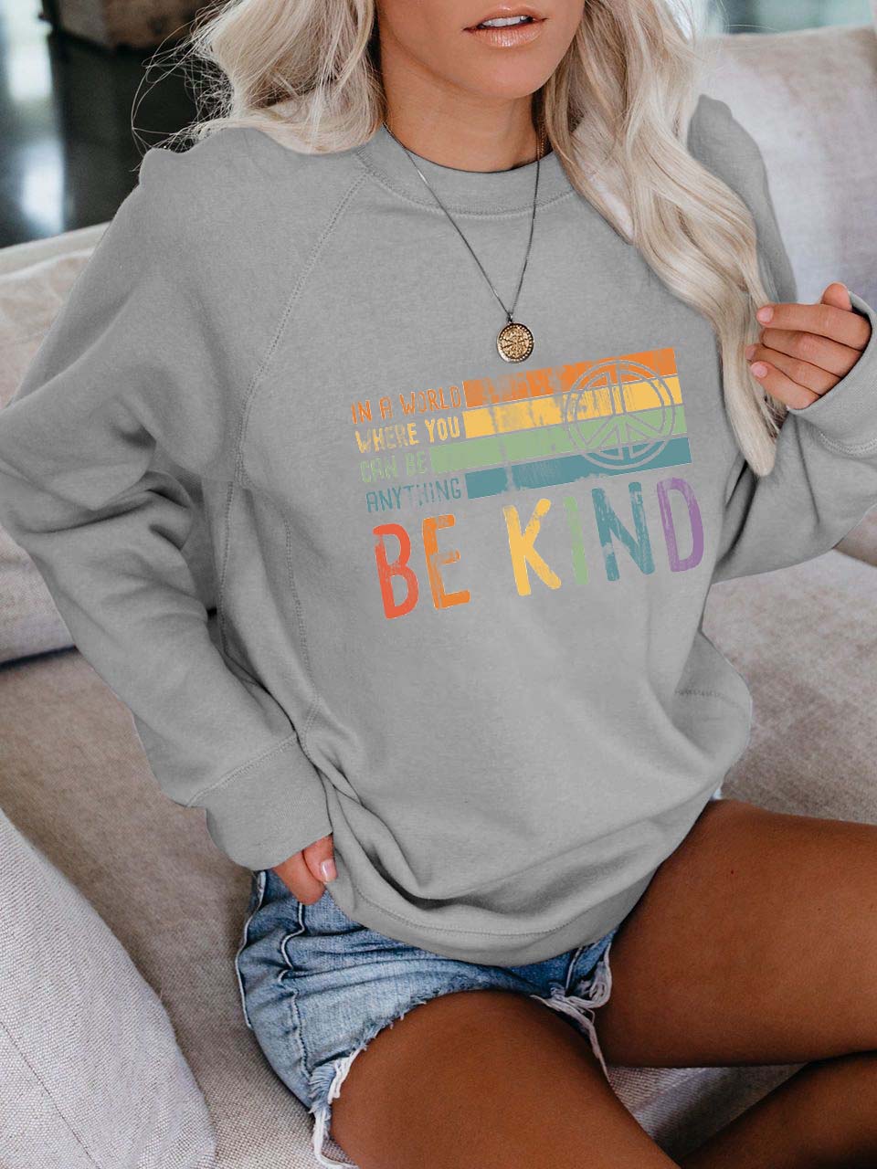 In einer Welt, in der Sie alles sein können, seien Sie freundlich Drucken Sie Langarmpullover