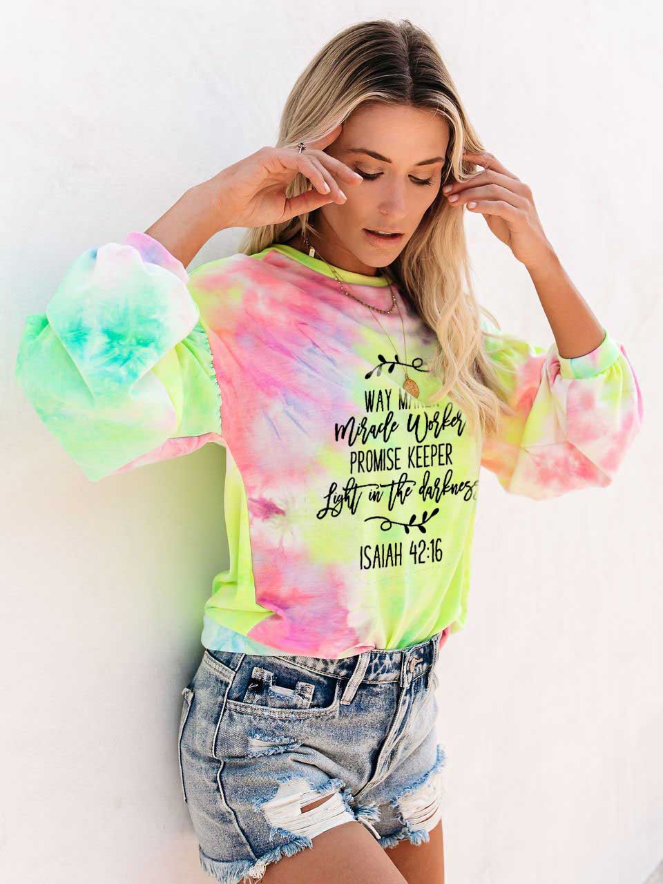 Way Maker Miracle Worker promete luz al titular en la oscuridad ISAIAH 42:16 Manga larga Tie-Paint