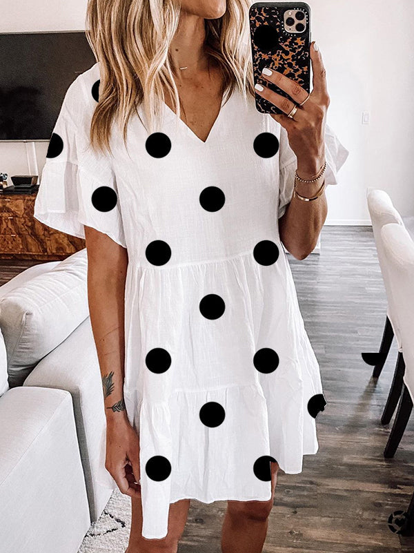 Vestido pequeño con cuello en V y volantes de lunares