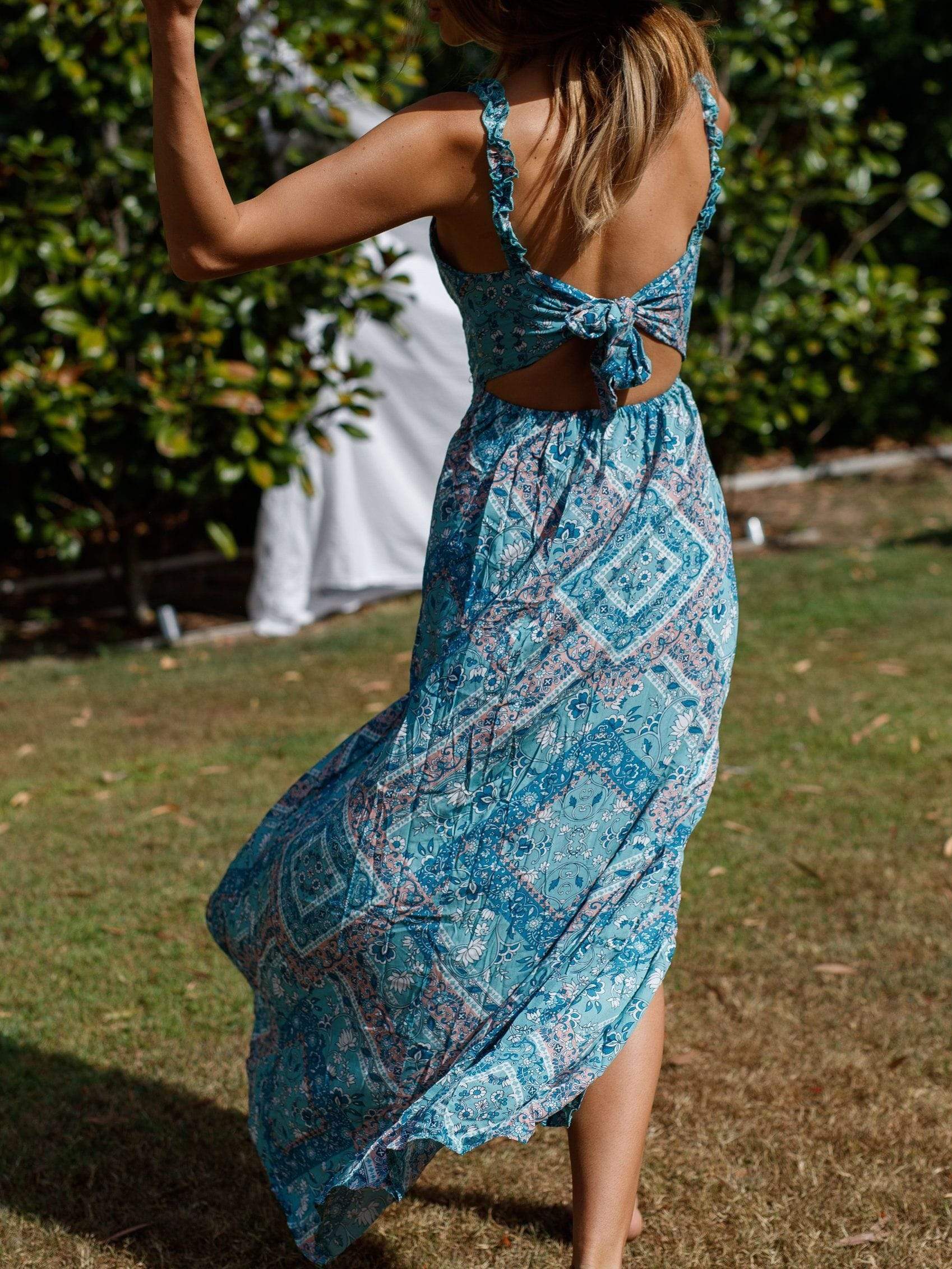 Vestidos profundos cuello a cuello y azul