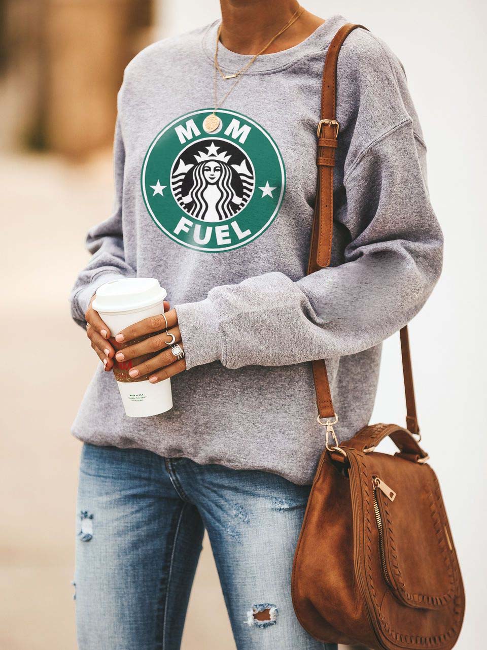 Moterys motina kavą maitina juokingu megztiniu