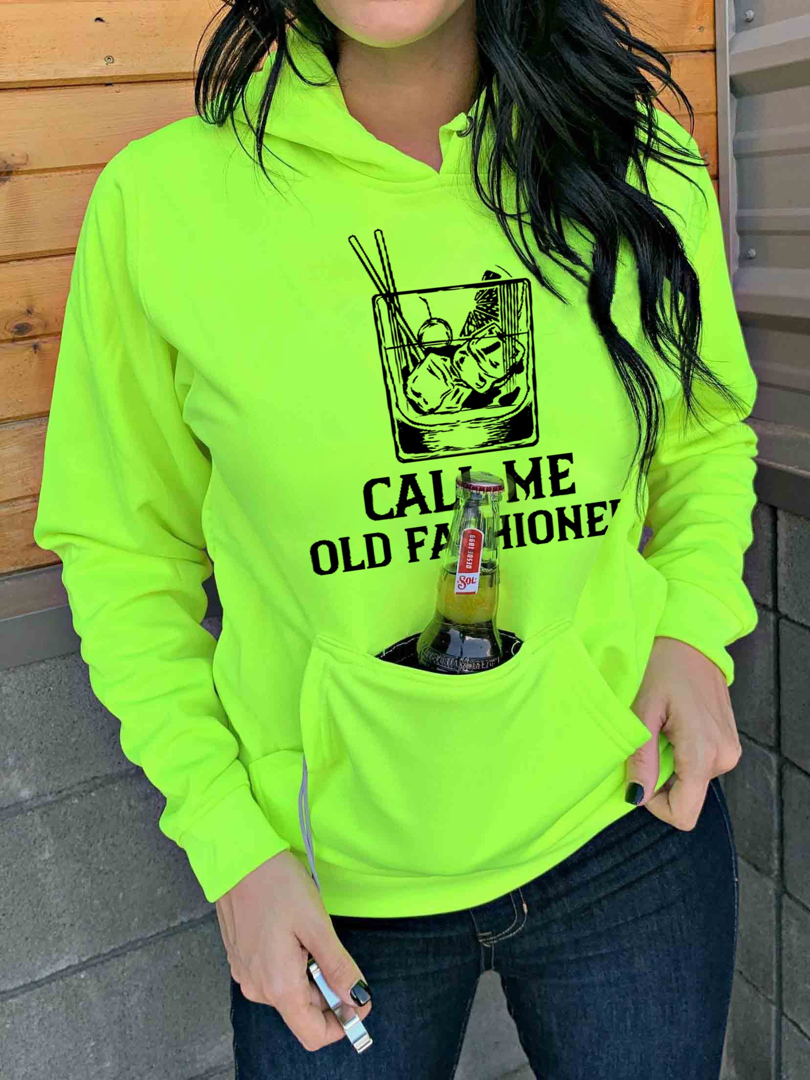 Una mujer me llama un suéter teñido a la antigua