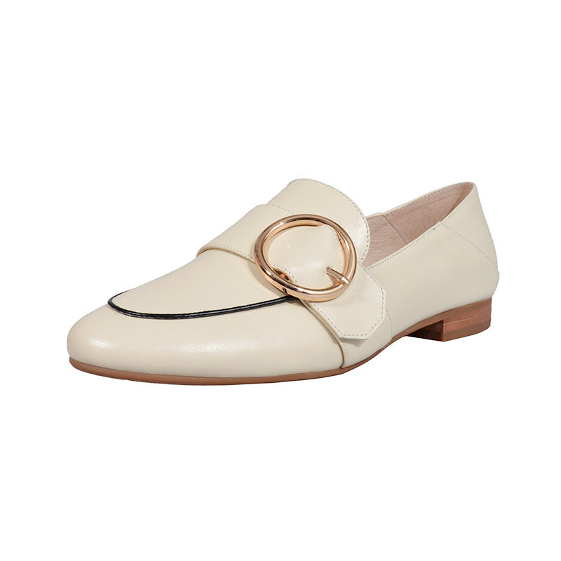 Calzado con hebilla de cuero