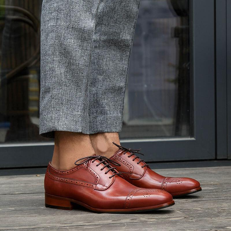 Hombres tallando zapatos de cuero