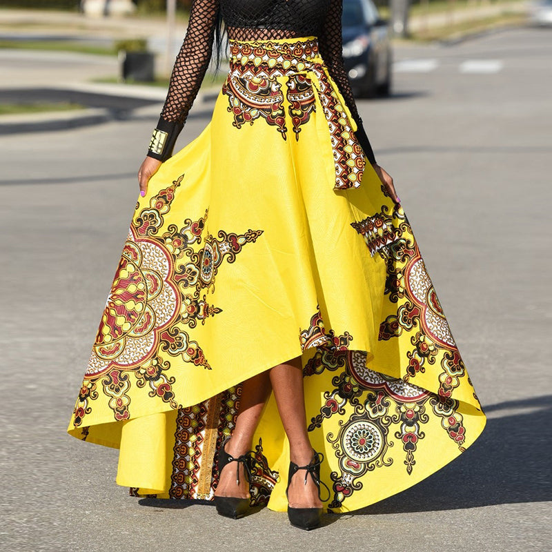 Base floral asimétrica con estampado floral.