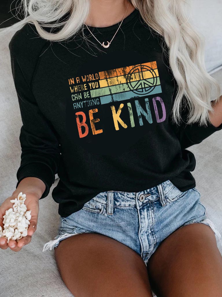 In einer Welt, in der Sie alles sein können, seien Sie freundlich Drucken Sie Langarmpullover