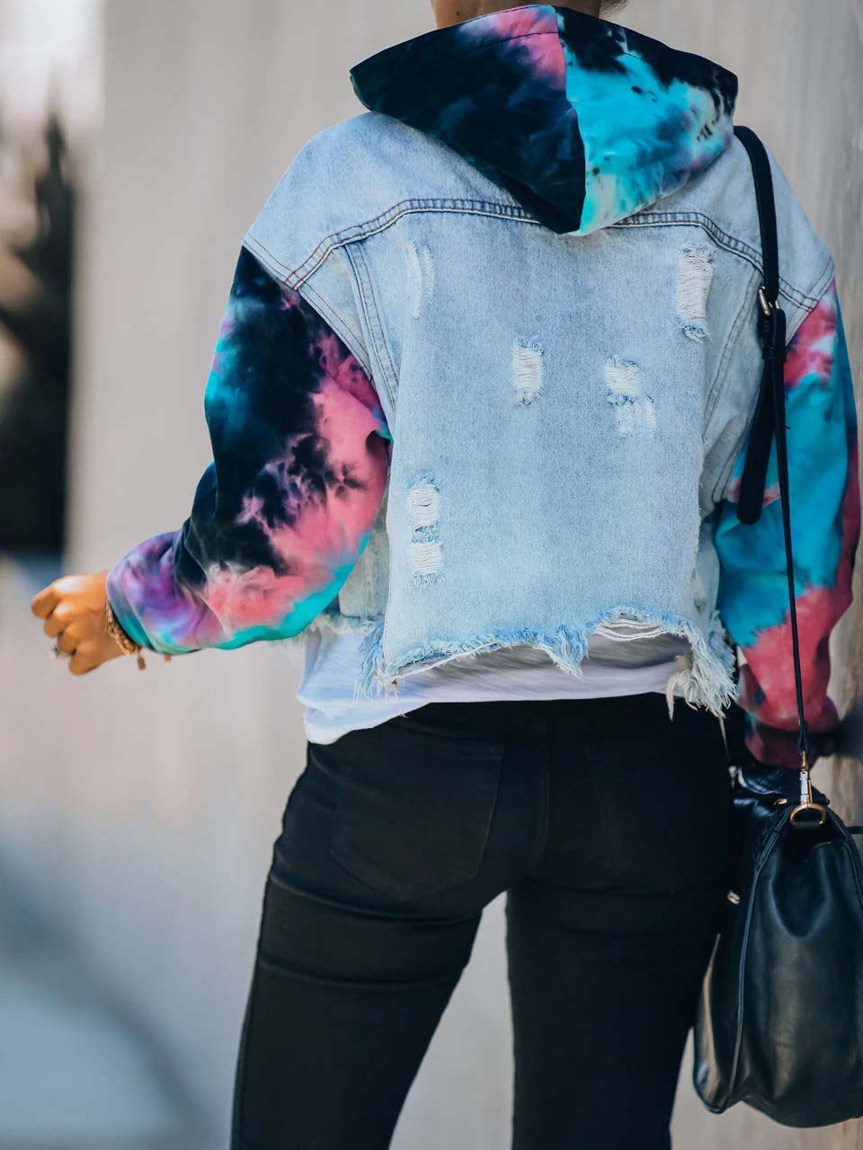 Acogedor tinte de corbata tejido con una chaqueta estilo denim con capucha