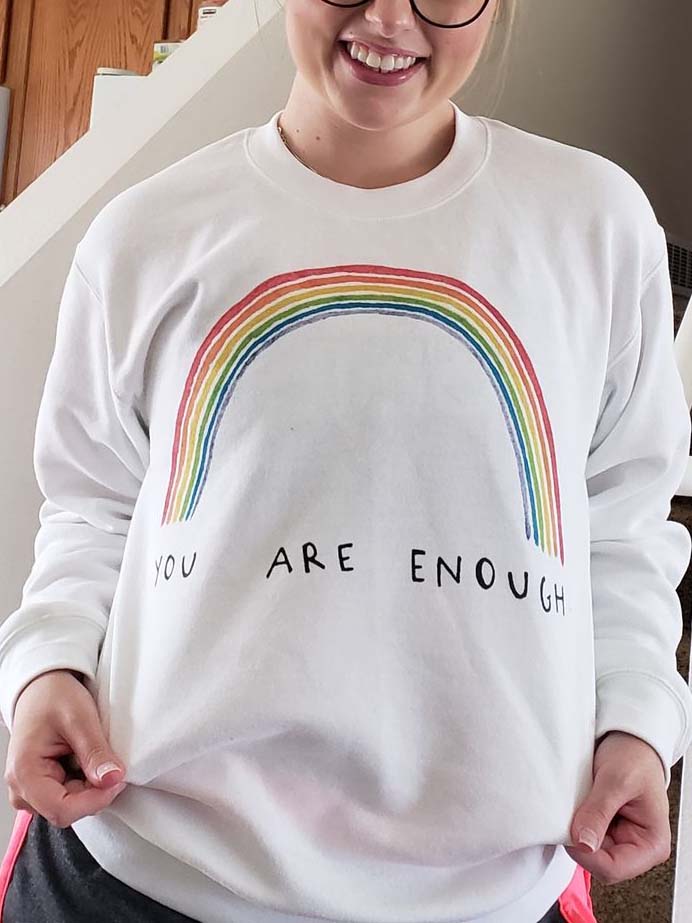 Eres suficiente y un suéter arcoiris
