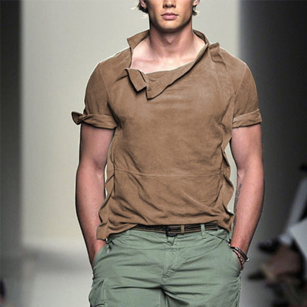 Camiseta de manga corta para hombre con cuello irregular.