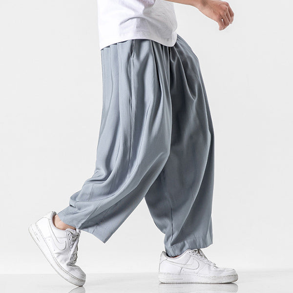 Cómodo pantalón de hombre de algodón y lino con pierna ancha.