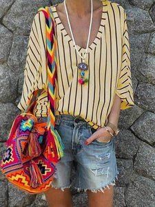 Camisa a rayas con cuello de pico
