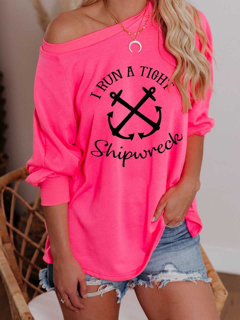 Mujeres que trabajan desde el hombro. La parte superior de dos partes.