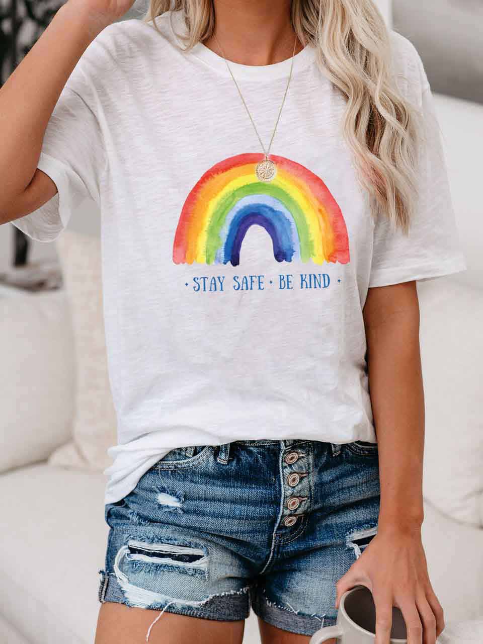Damen STAY SAFE BE KIND Kurzarm-T-Shirt mit Regenbogenmuster