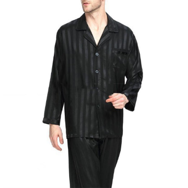 Traje de seda fresco y cómodo para hombres.