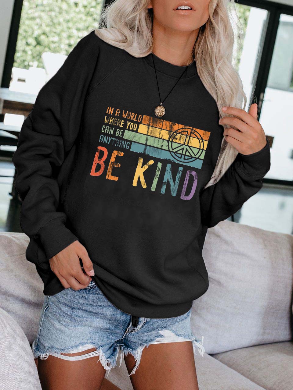 In einer Welt, in der Sie alles sein können, seien Sie freundlich Drucken Sie Langarmpullover