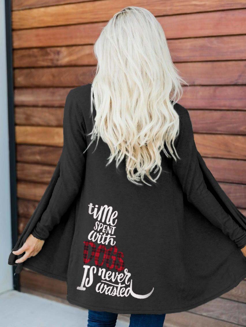 Die Zeit der Frauen, die mit Hunden verbracht wird, ist nie verschwendete reine Strickjacke