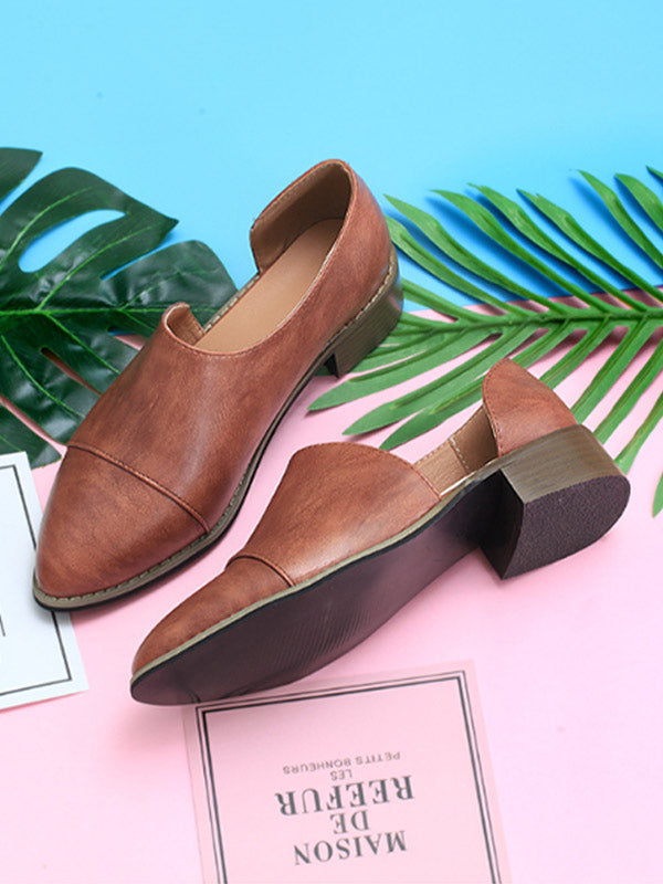 Moterys, turinčios smailias kojų iškirptes ir žemus kulniukus