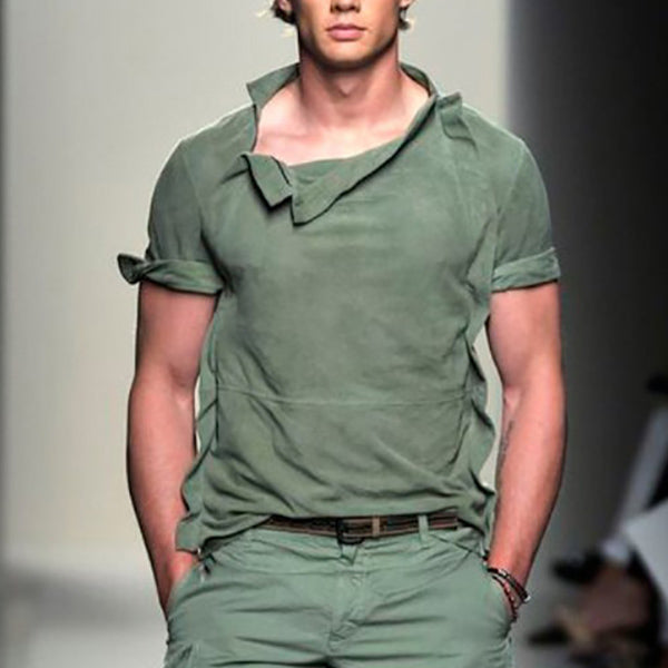 Camiseta de manga corta para hombre con cuello irregular.