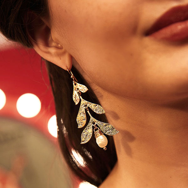 Pendientes de hojas de perlas naturales de agua dulce.