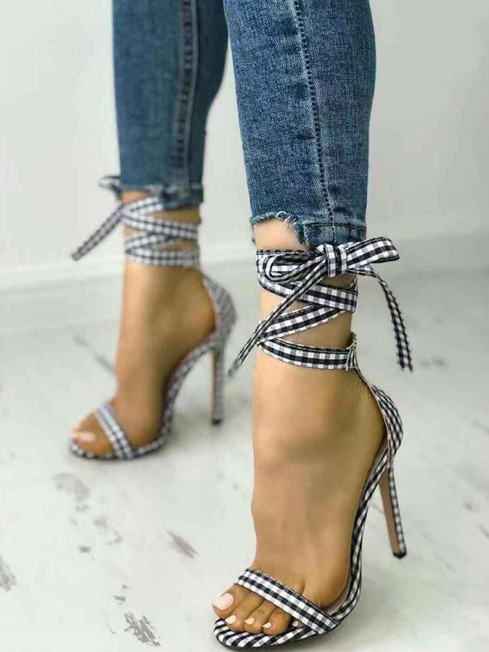 Sandalias a cuadros con tacones altos