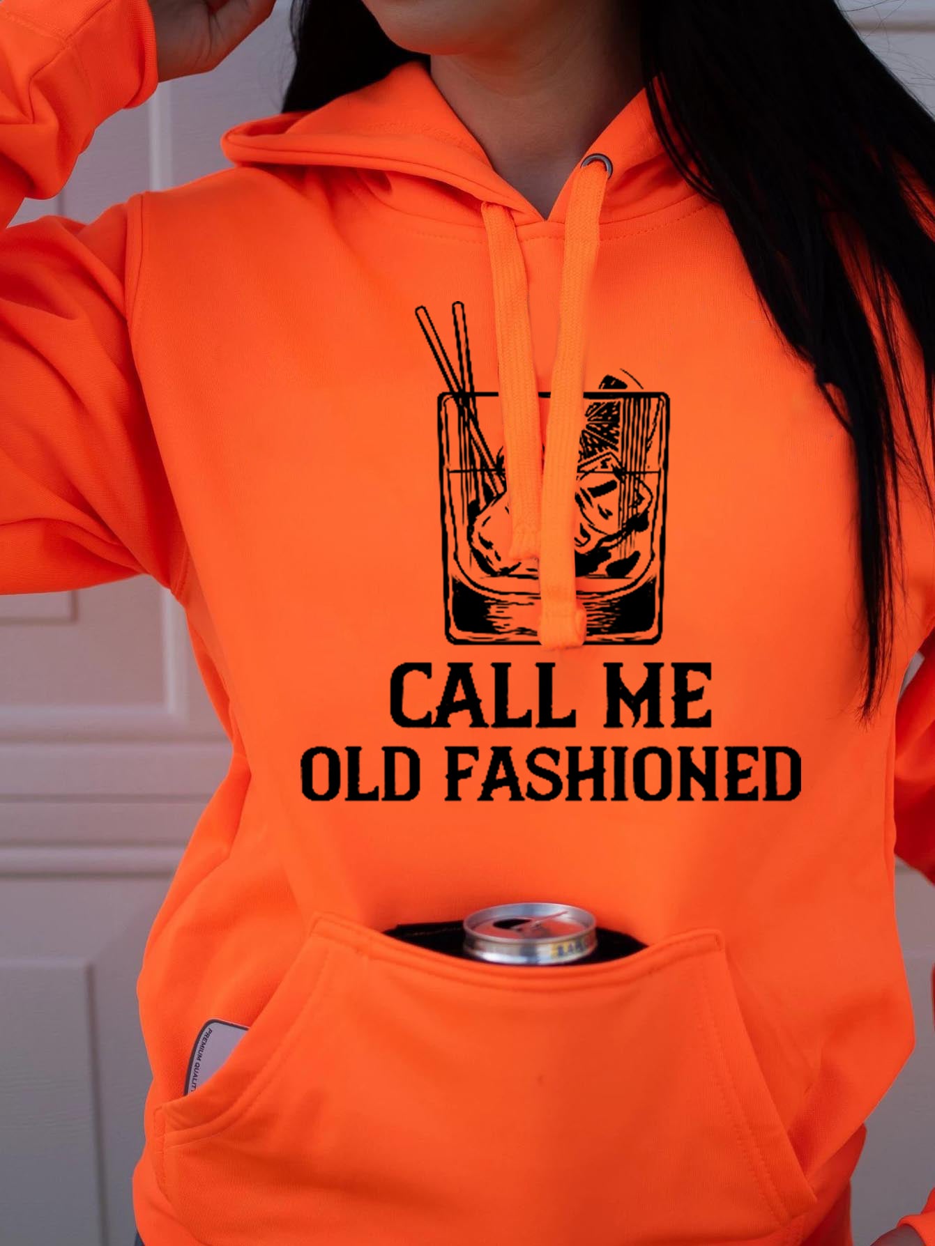 Una mujer me llama un suéter teñido a la antigua