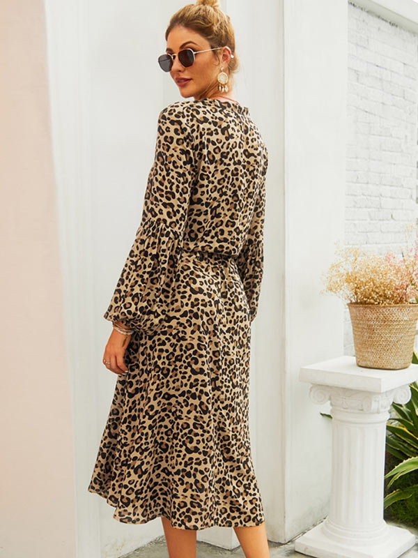 Vestido de mujer de manga larga con estampado de leopardo.