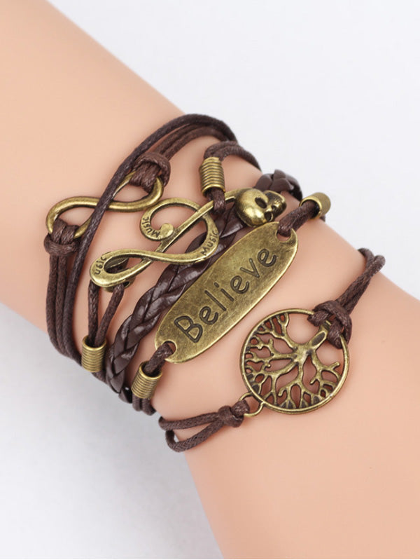 Una pulsera hecha de varios hilos hechos de joyería de aleación tejida a mano.